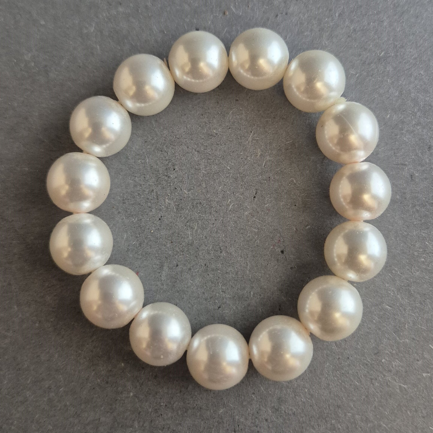 Elastisches Perlenarmband in Elfenbeinoptik – Klassisch und dezent