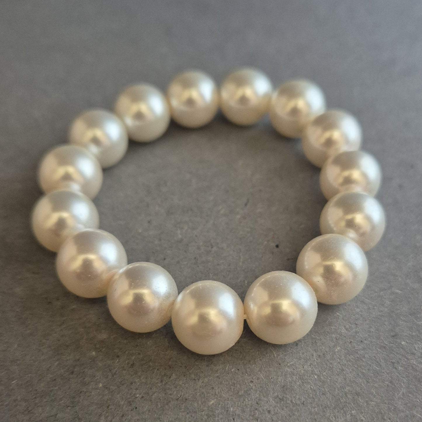 Elastisches Perlenarmband in Elfenbeinoptik – Klassisch und dezent
