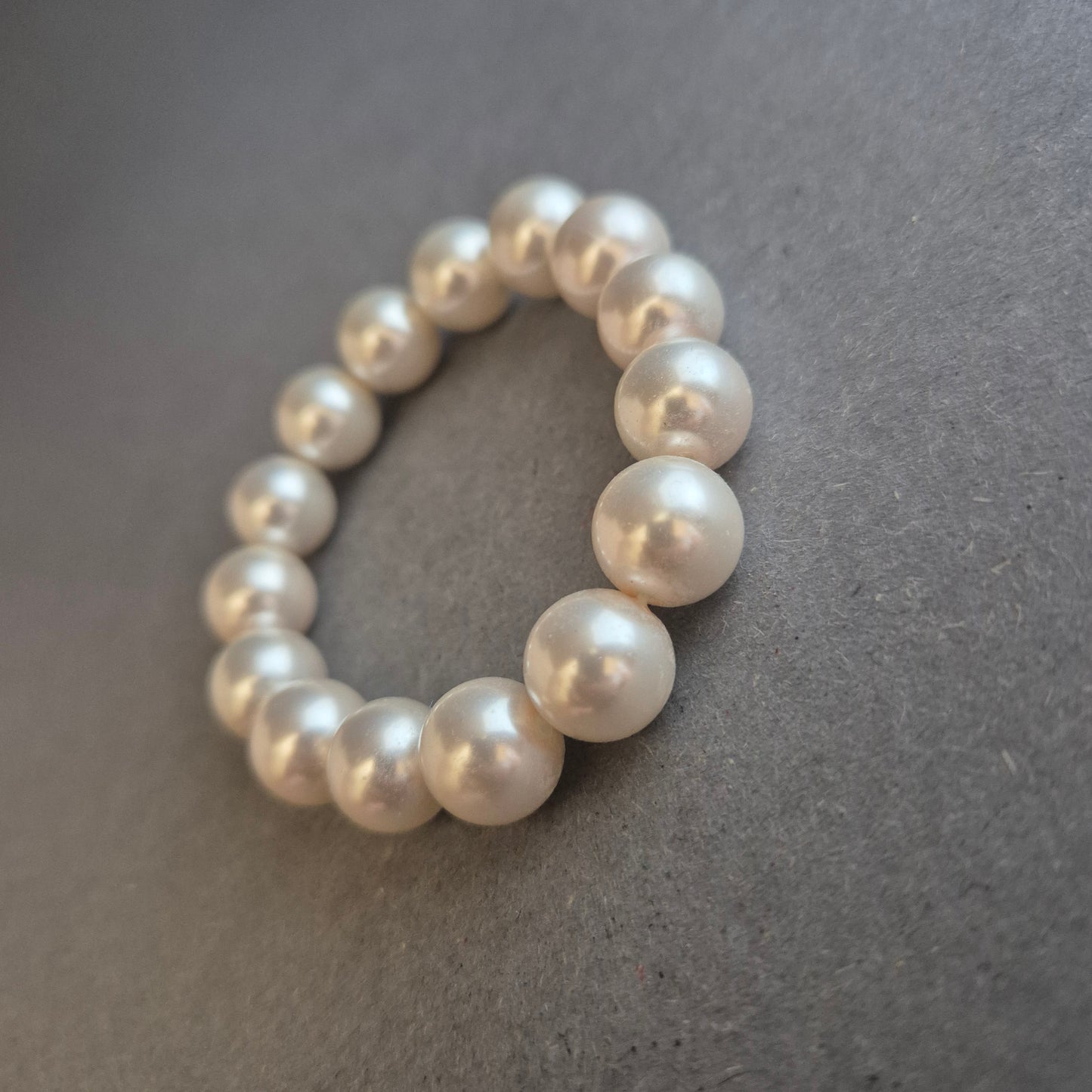 Elastisches Perlenarmband in Elfenbeinoptik – Klassisch und dezent