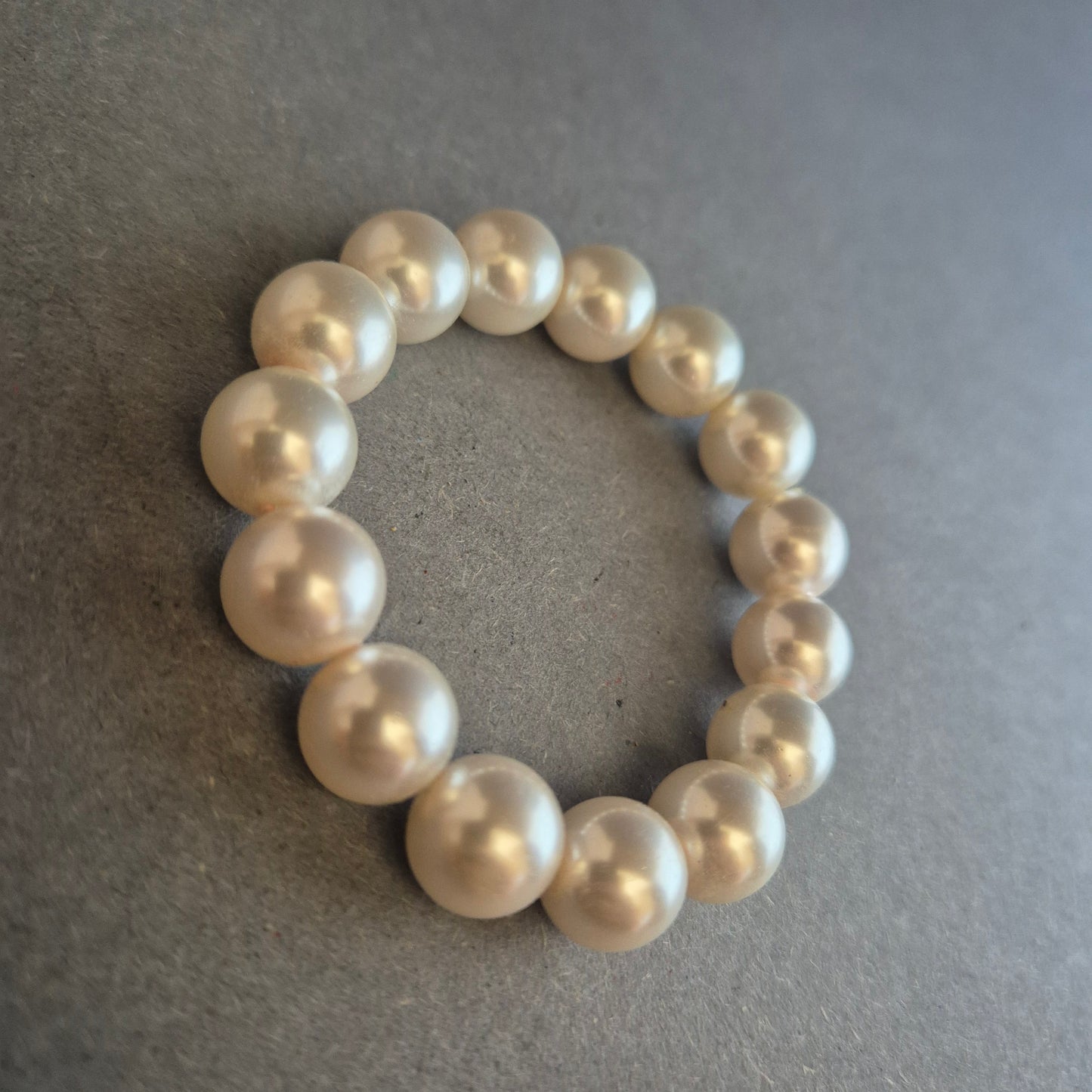 Elastisches Perlenarmband in Elfenbeinoptik – Klassisch und dezent