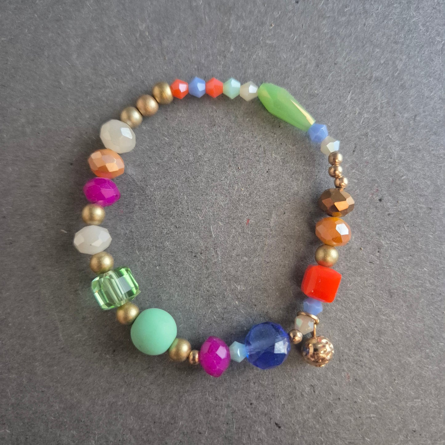 Buntes Perlenarmband – Verspieltes Design mit Facetten und Charme