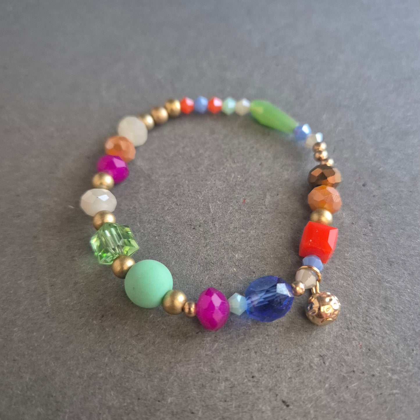 Buntes Perlenarmband – Verspieltes Design mit Facetten und Charme