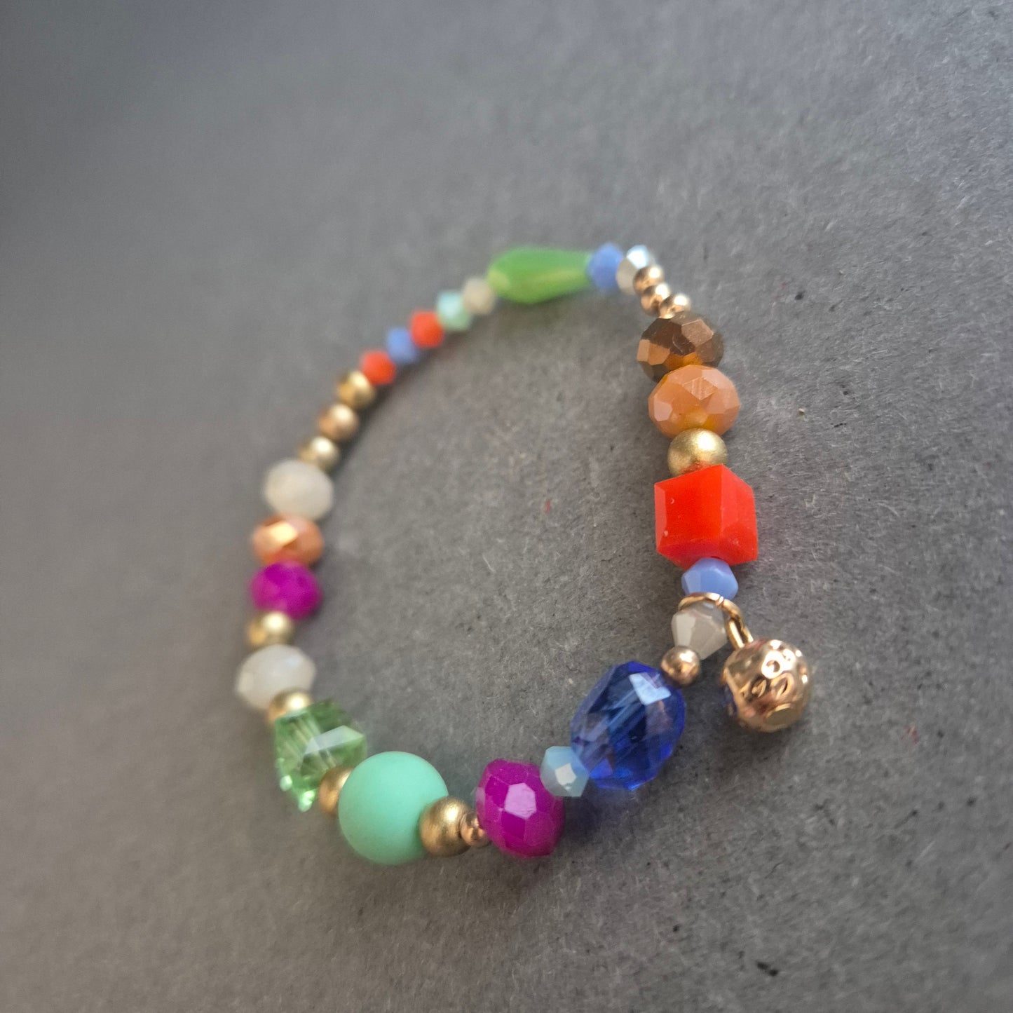 Buntes Perlenarmband – Verspieltes Design mit Facetten und Charme