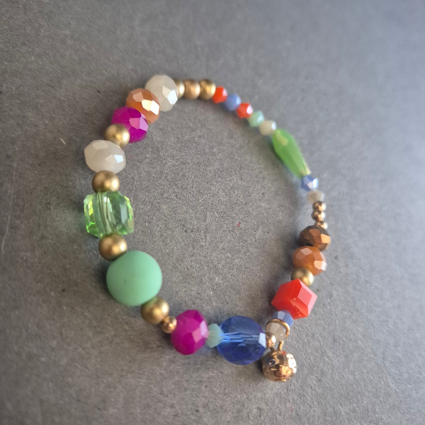 Buntes Perlenarmband – Verspieltes Design mit Facetten und Charme