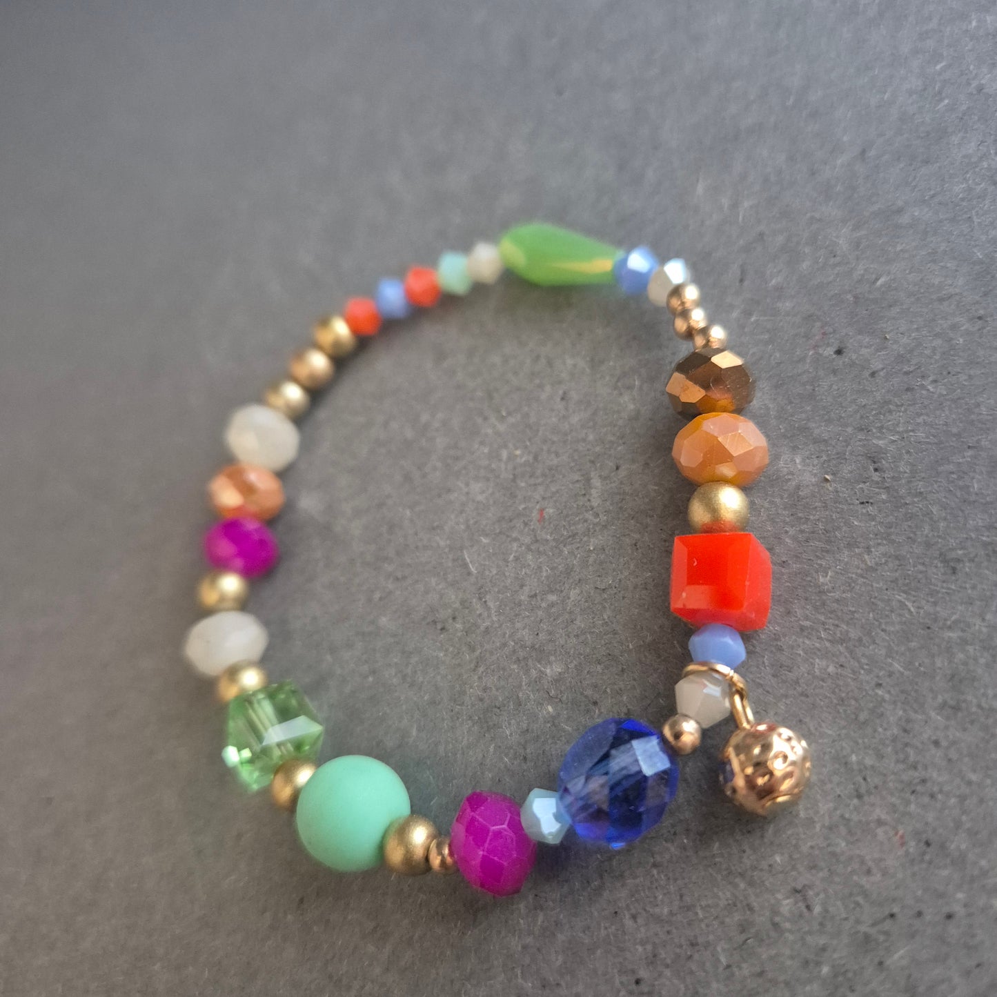 Buntes Perlenarmband – Verspieltes Design mit Facetten und Charme