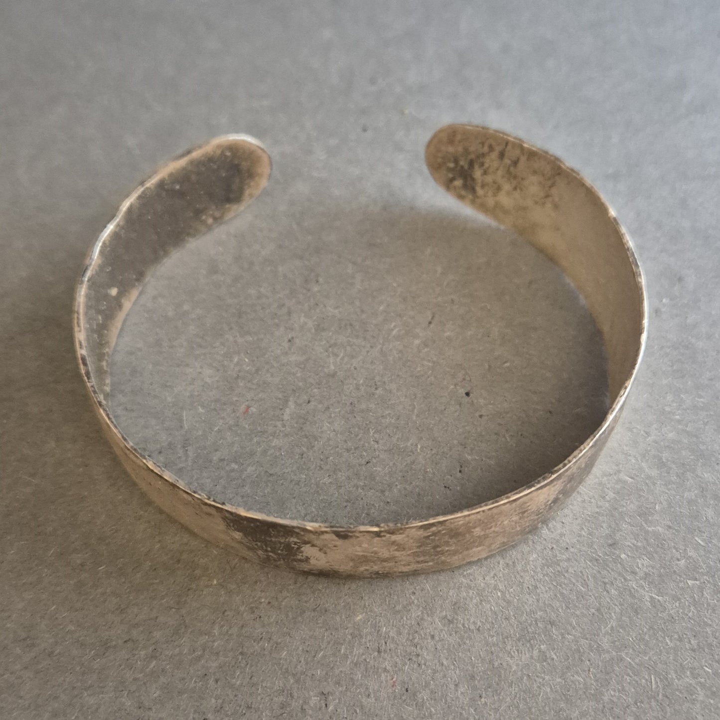 Vintage Armspange im Used-Look – Breiter Reif aus Metall