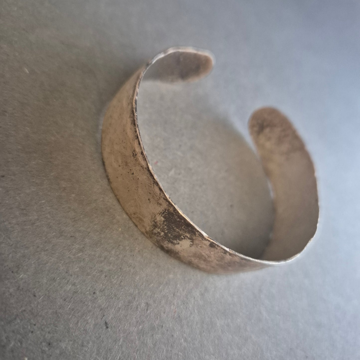 Vintage Armspange im Used-Look – Breiter Reif aus Metall