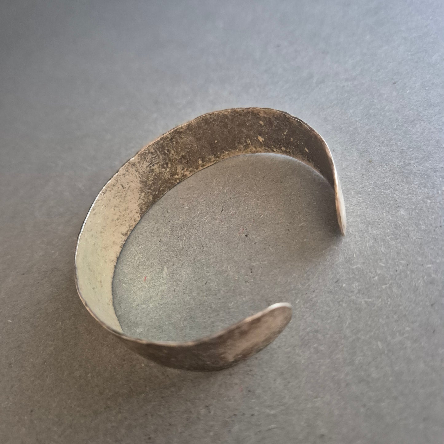 Vintage Armspange im Used-Look – Breiter Reif aus Metall