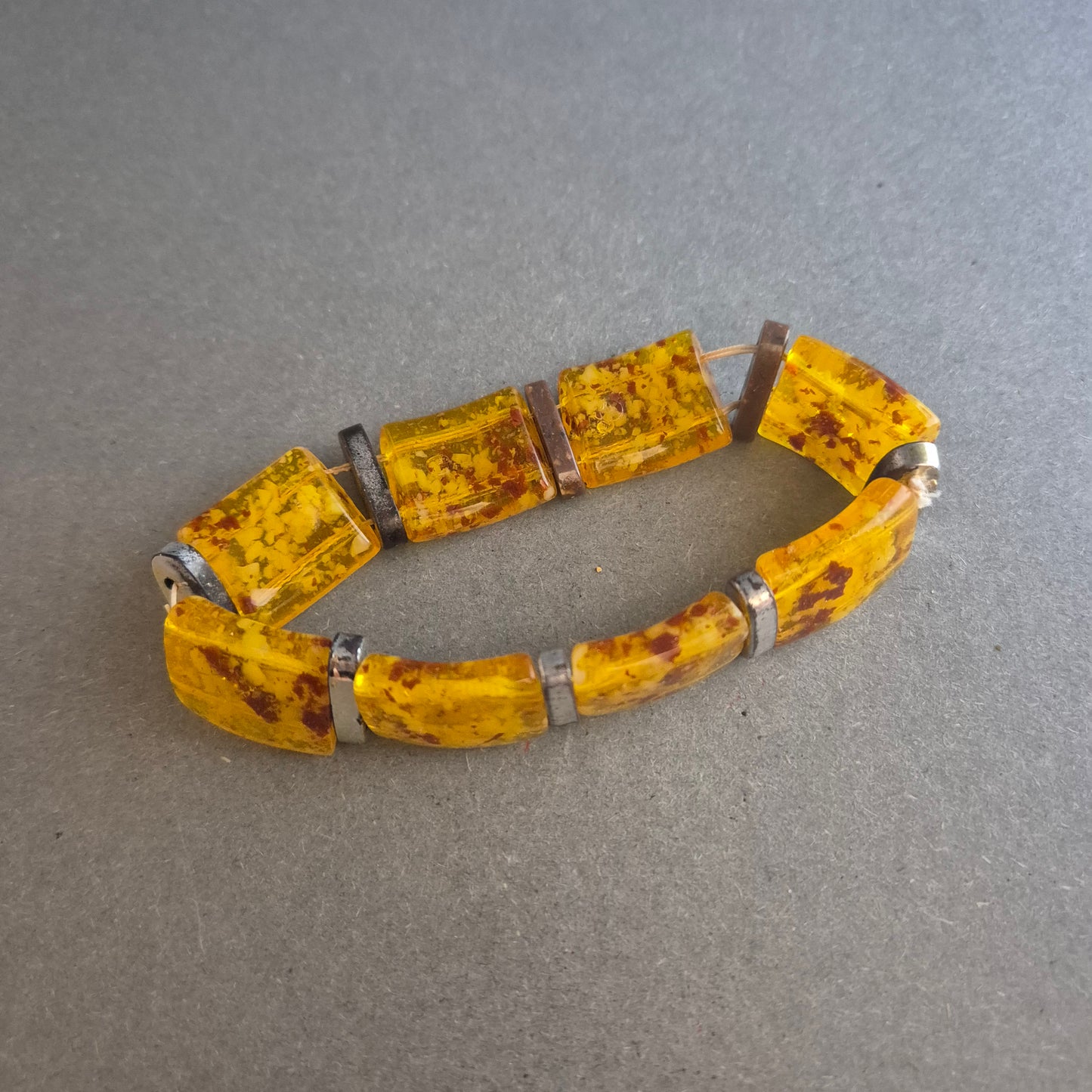 Vintage Armband in Bernsteinoptik – Segmentdesign mit Metallakzenten