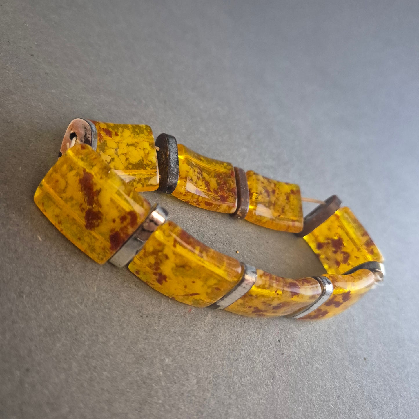 Vintage Armband in Bernsteinoptik – Segmentdesign mit Metallakzenten