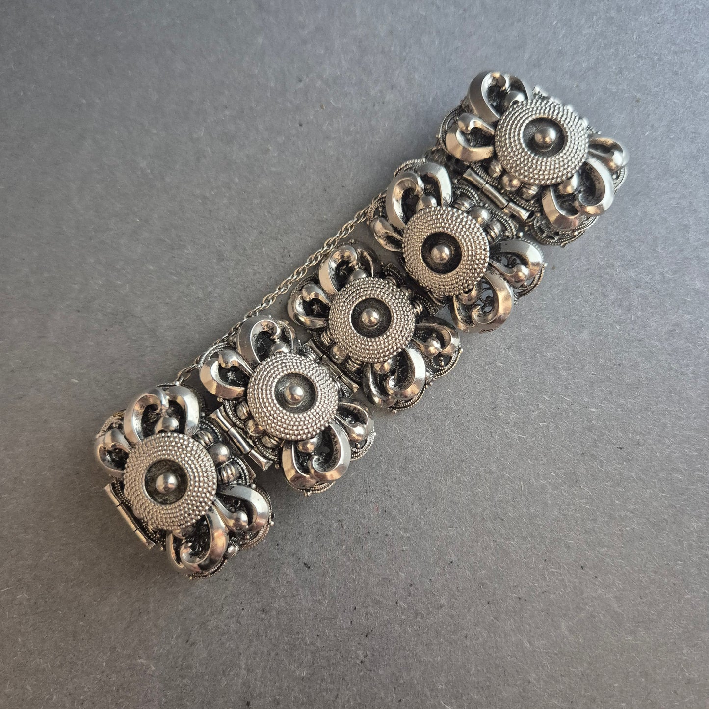 Schweres Vintage-Armband im Filigran-Stil – Silberfarbene Ornamentik