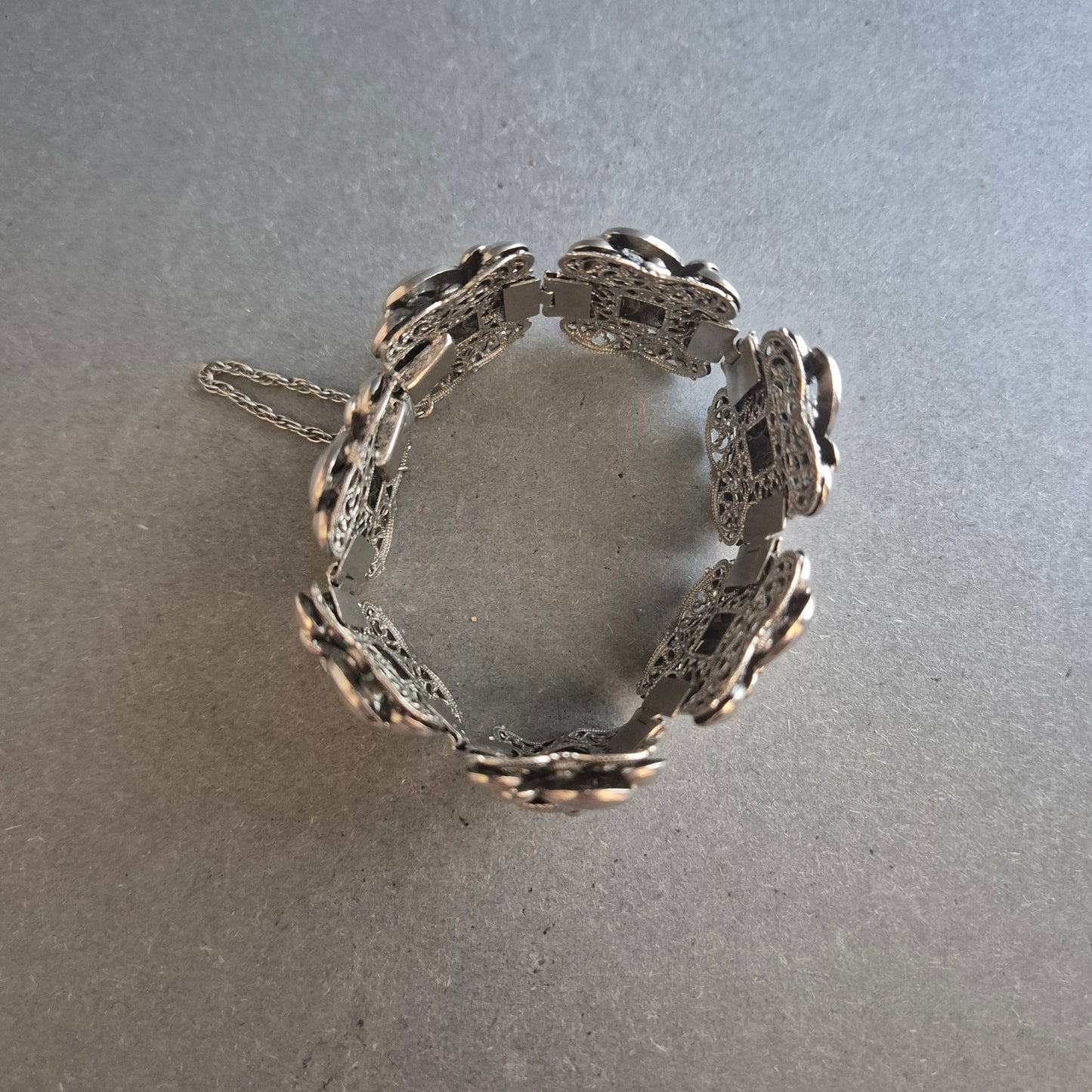 Schweres Vintage-Armband im Filigran-Stil – Silberfarbene Ornamentik