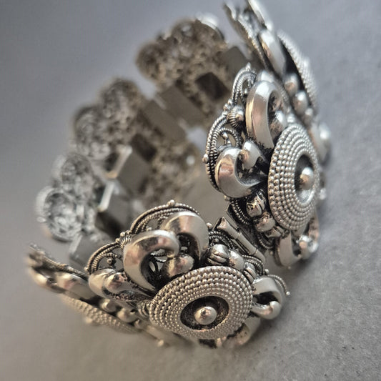 Schweres Vintage-Armband im Filigran-Stil – Silberfarbene Ornamentik