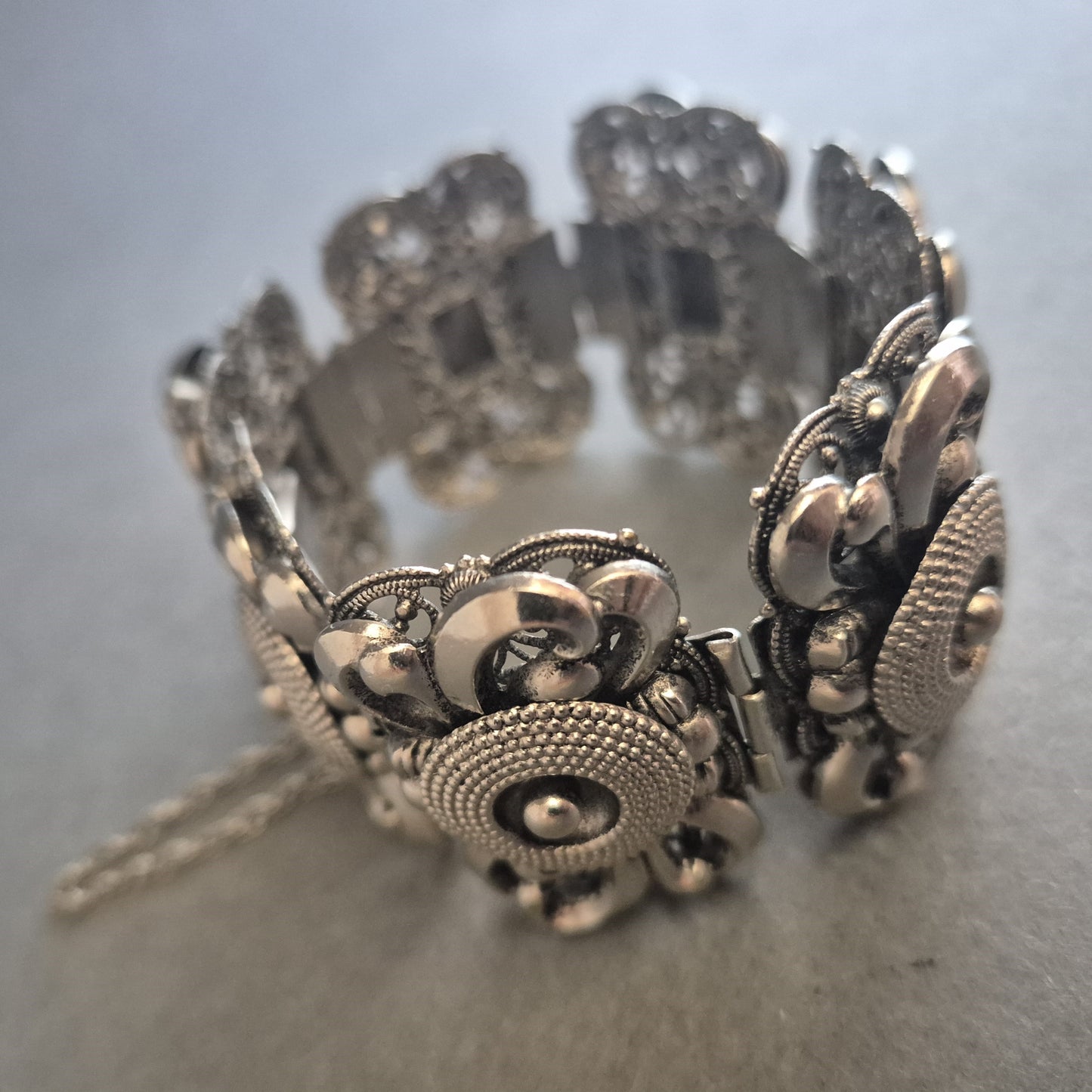 Schweres Vintage-Armband im Filigran-Stil – Silberfarbene Ornamentik