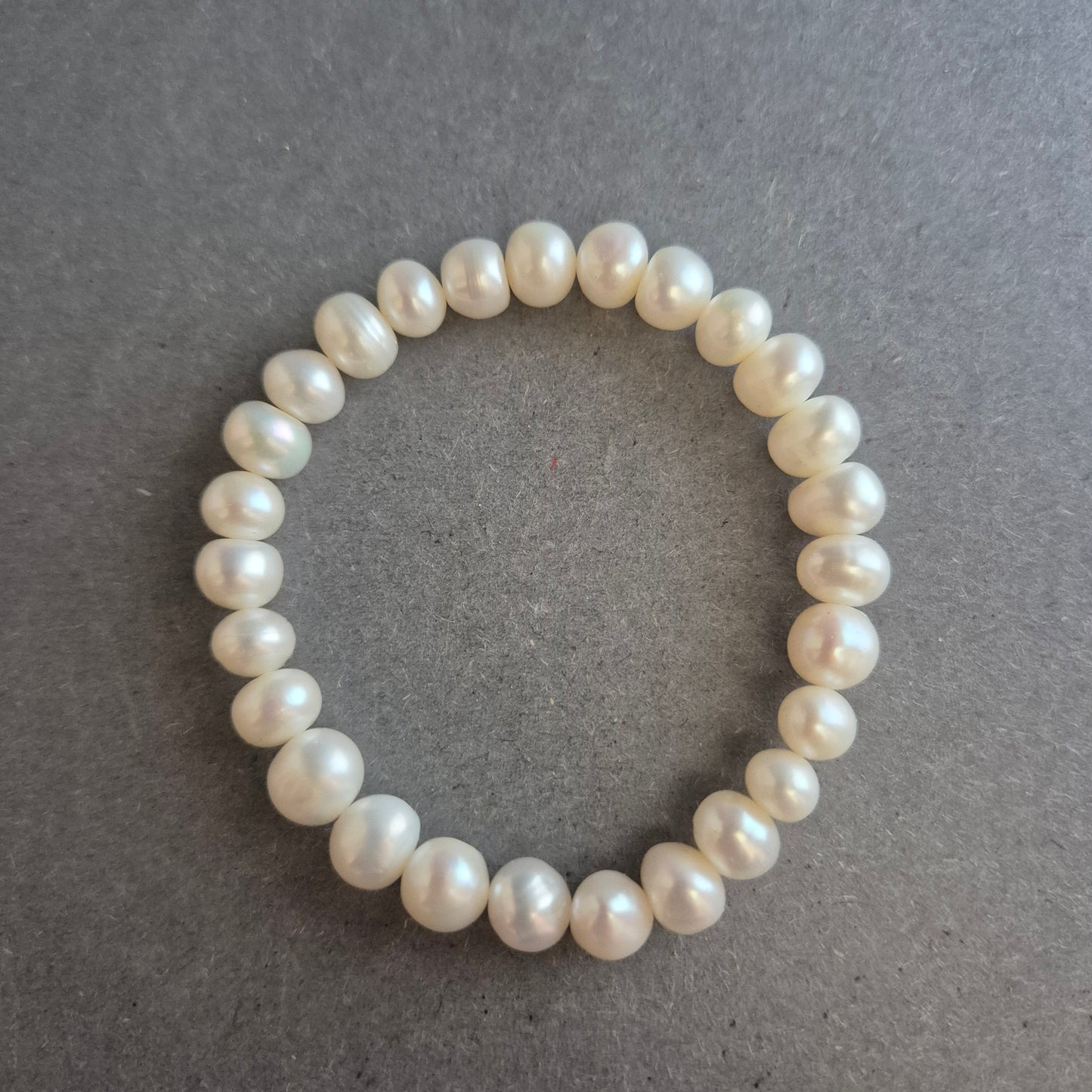 Elastisches Armband mit kleinen Perlen – Klassischer Look in Elfenbein