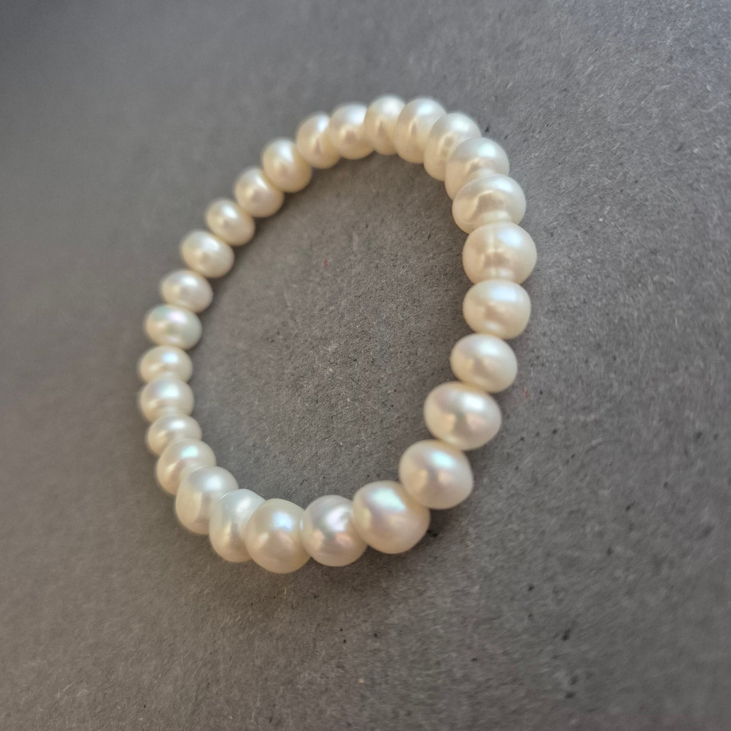 Elastisches Armband mit kleinen Perlen – Klassischer Look in Elfenbein