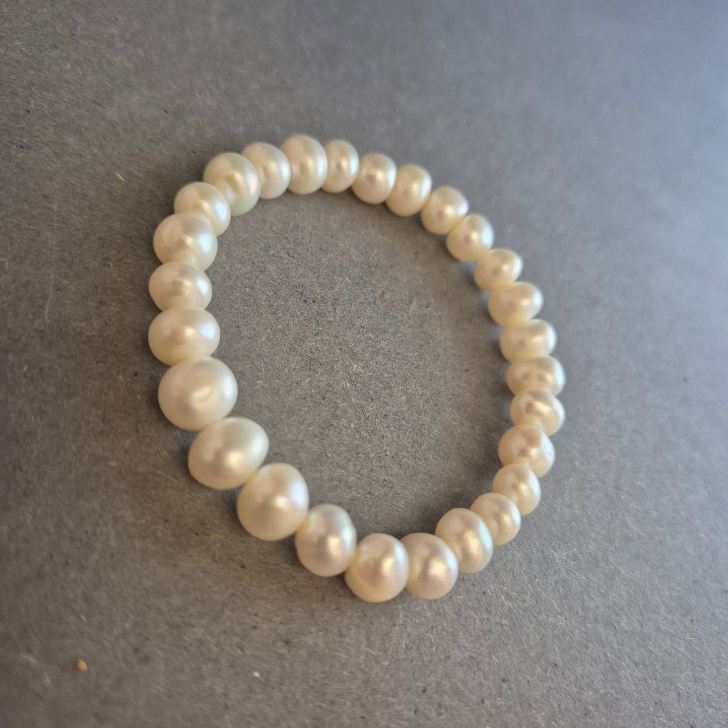 Elastisches Armband mit kleinen Perlen – Klassischer Look in Elfenbein