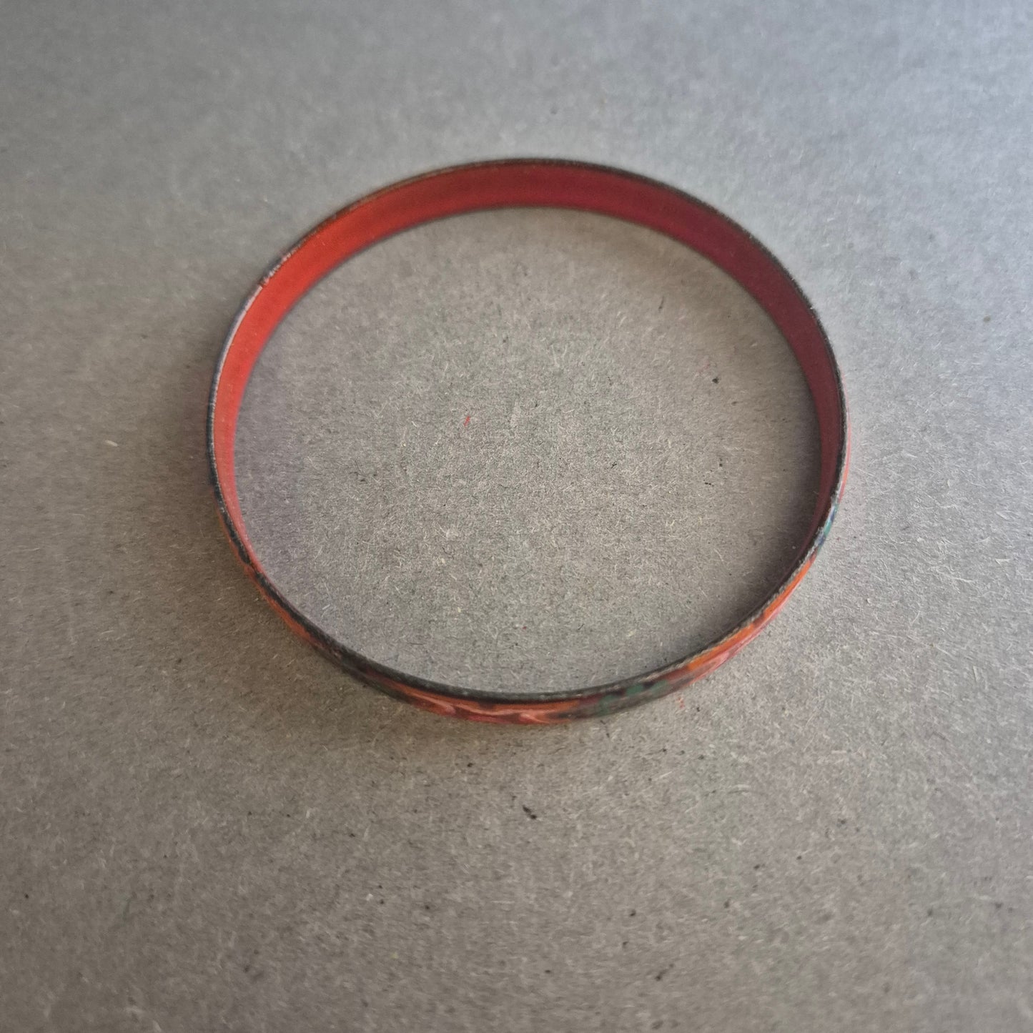 Emaille-Armreif im floralen Retro-Stil – Rot mit Blütenmuster