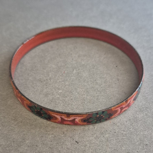 Emaille-Armreif im floralen Retro-Stil – Rot mit Blütenmuster