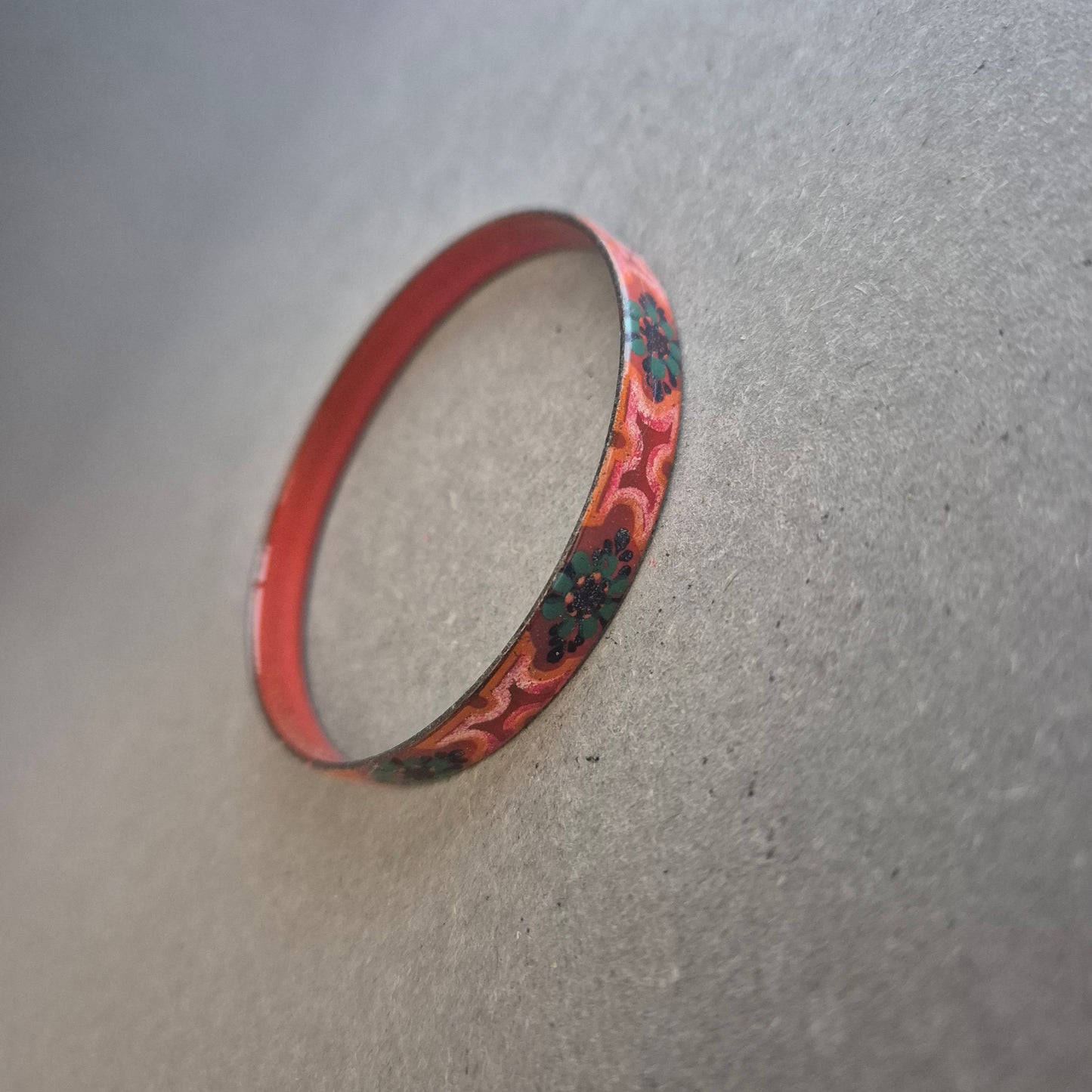 Emaille-Armreif im floralen Retro-Stil – Rot mit Blütenmuster