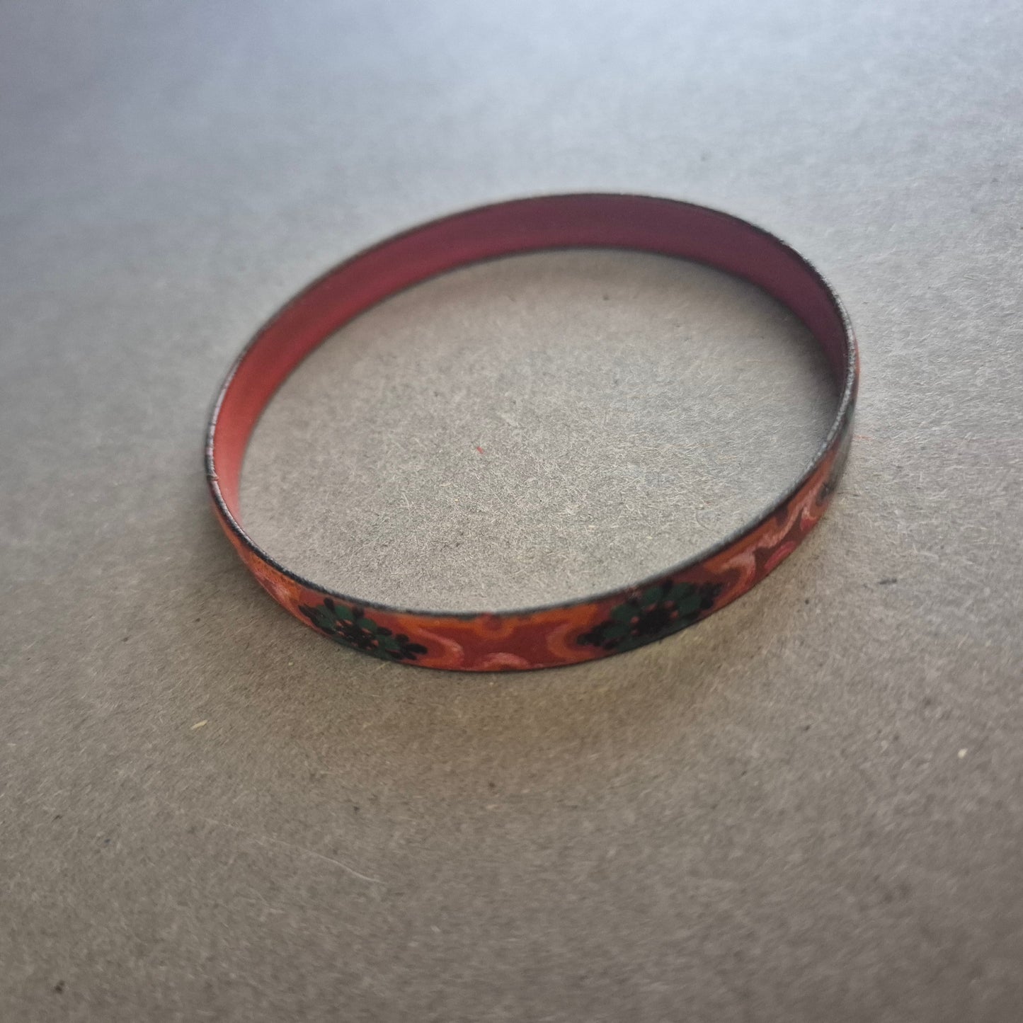 Emaille-Armreif im floralen Retro-Stil – Rot mit Blütenmuster