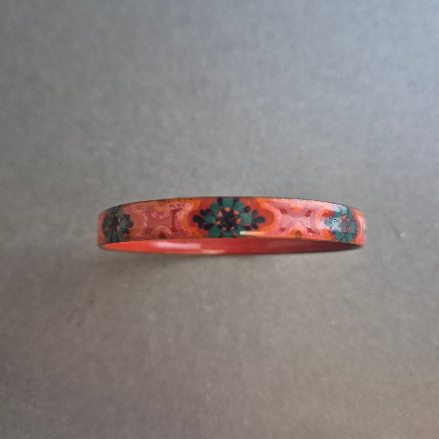 Emaille-Armreif im floralen Retro-Stil – Rot mit Blütenmuster