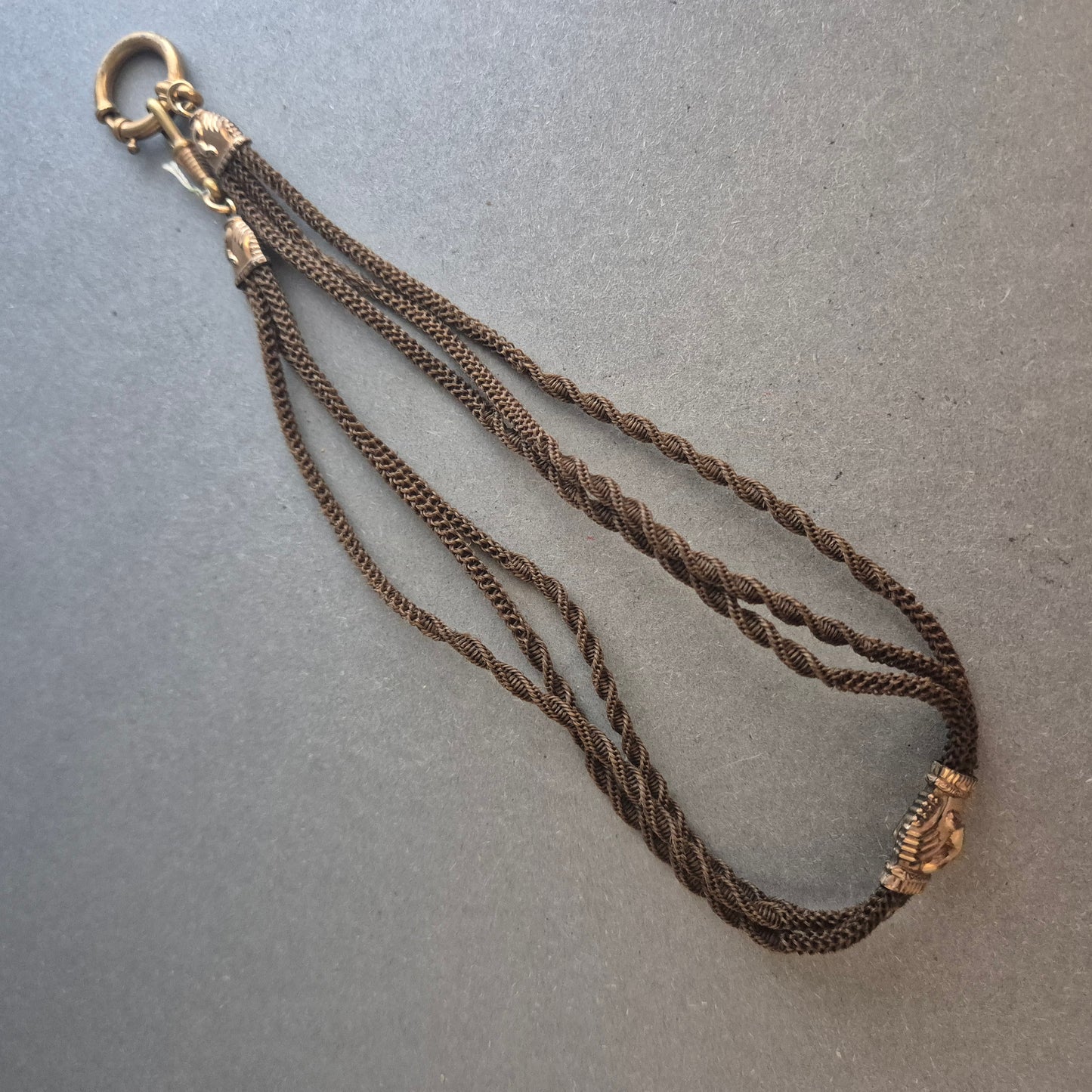 Vintage Textilhalskette mit goldfarbenem Handsymbol – Filigrane Eleganz