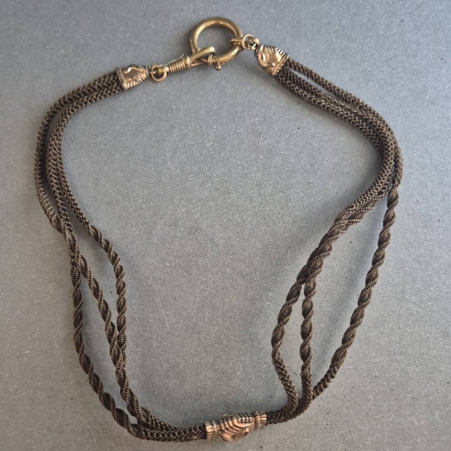 Vintage Textilhalskette mit goldfarbenem Handsymbol – Filigrane Eleganz