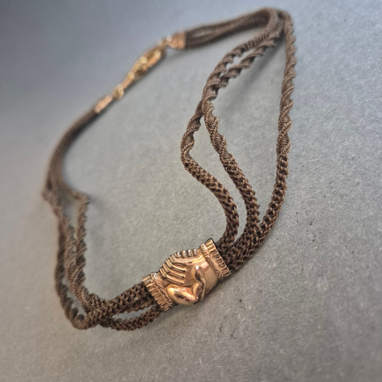 Vintage Textilhalskette mit goldfarbenem Handsymbol – Filigrane Eleganz