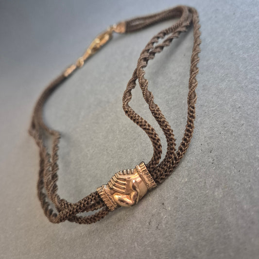 Vintage Textilhalskette mit goldfarbenem Handsymbol – Filigrane Eleganz