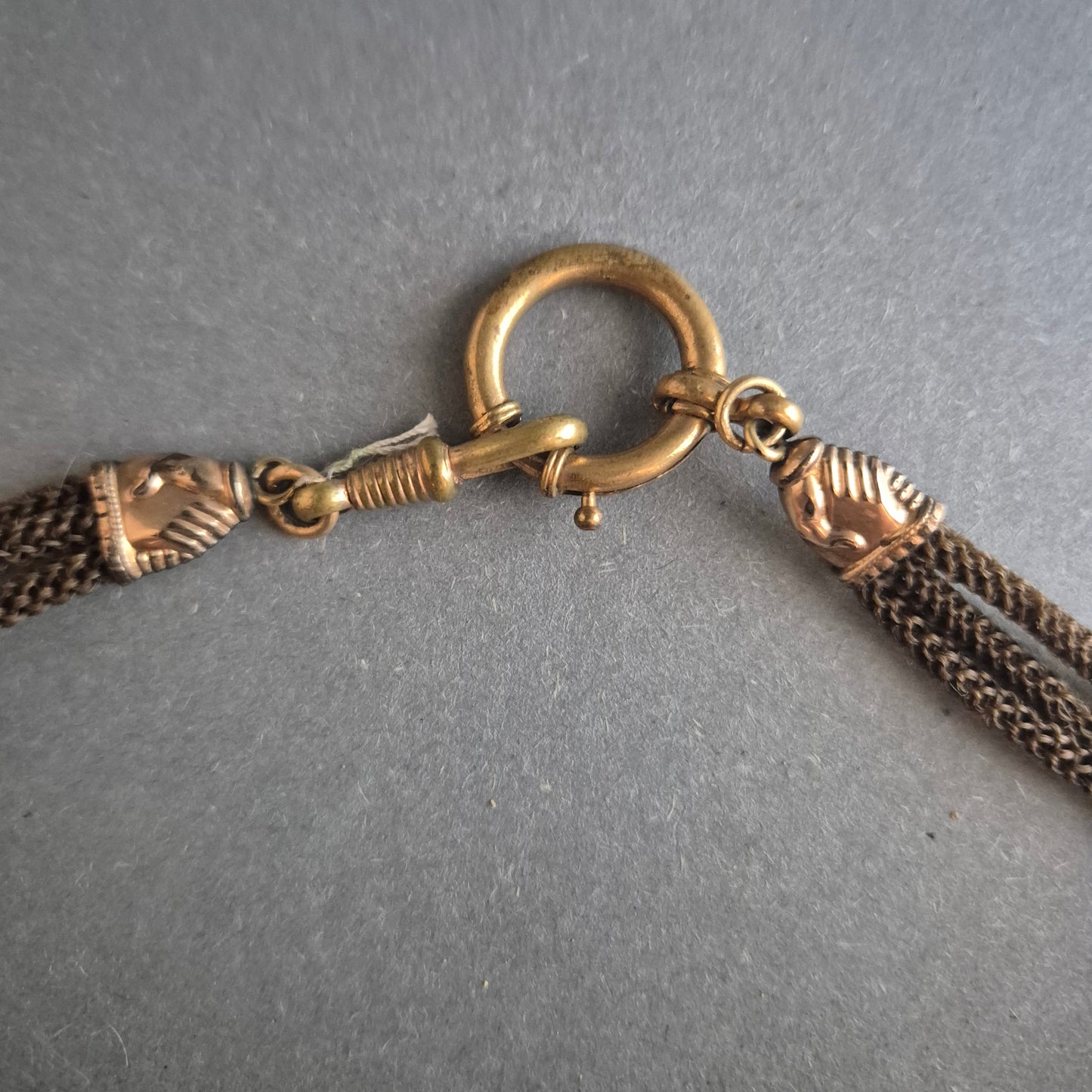 Vintage Textilhalskette mit goldfarbenem Handsymbol – Filigrane Eleganz