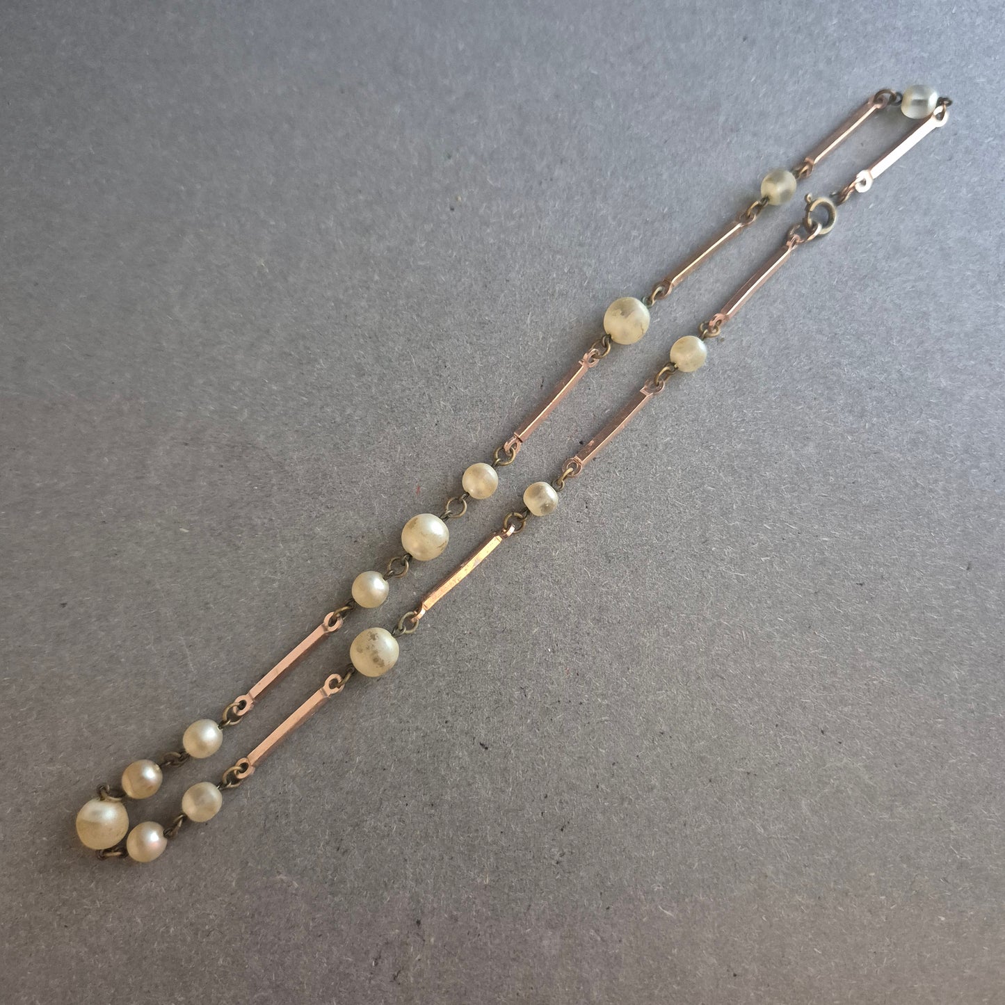 Zarte Vintage-Halskette mit Cremeperlen und Stabgliedern
