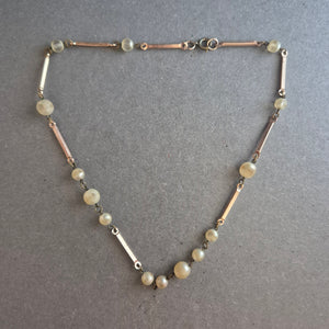 Zarte Vintage-Halskette mit Cremeperlen und Stabgliedern