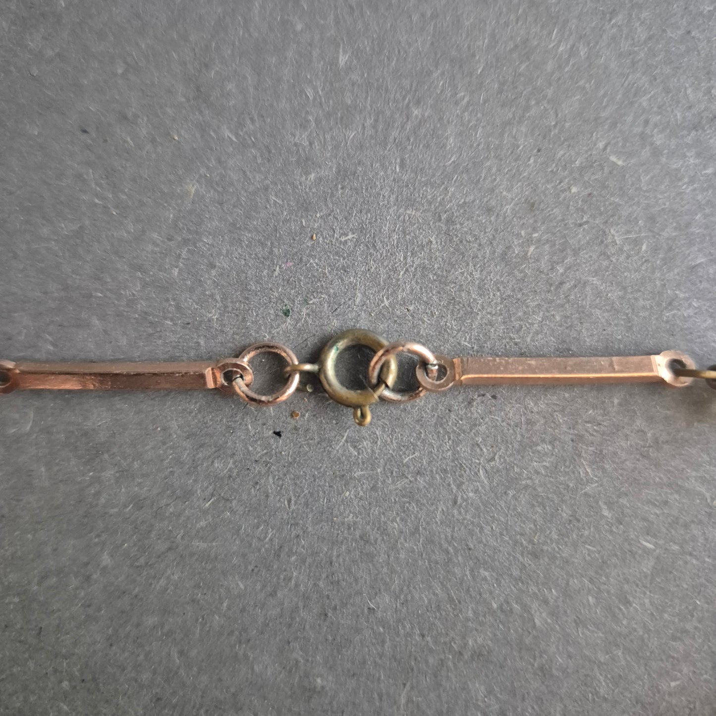 Zarte Vintage-Halskette mit Cremeperlen und Stabgliedern