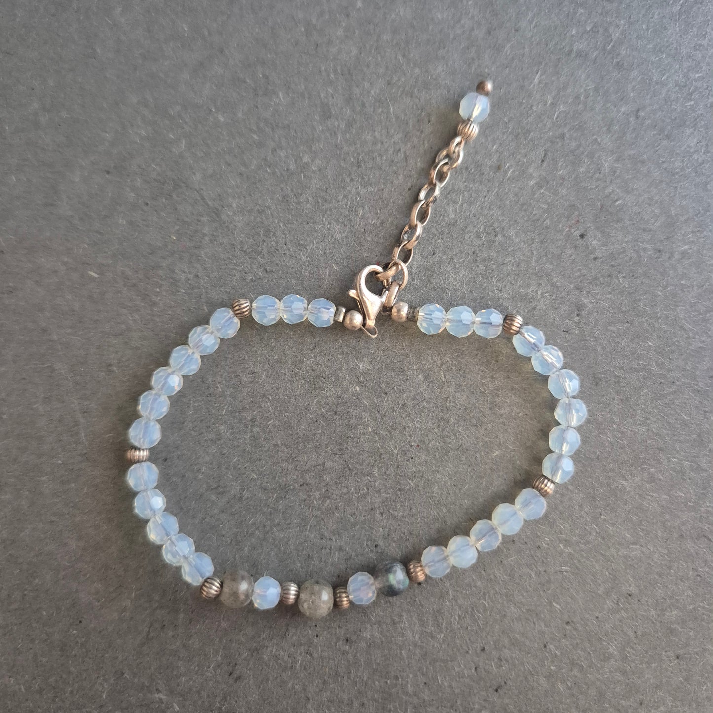 Feines Armband mit Opalglasperlen – Zartes Funkeln in Hellblau