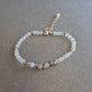 Feines Armband mit Opalglasperlen – Zartes Funkeln in Hellblau