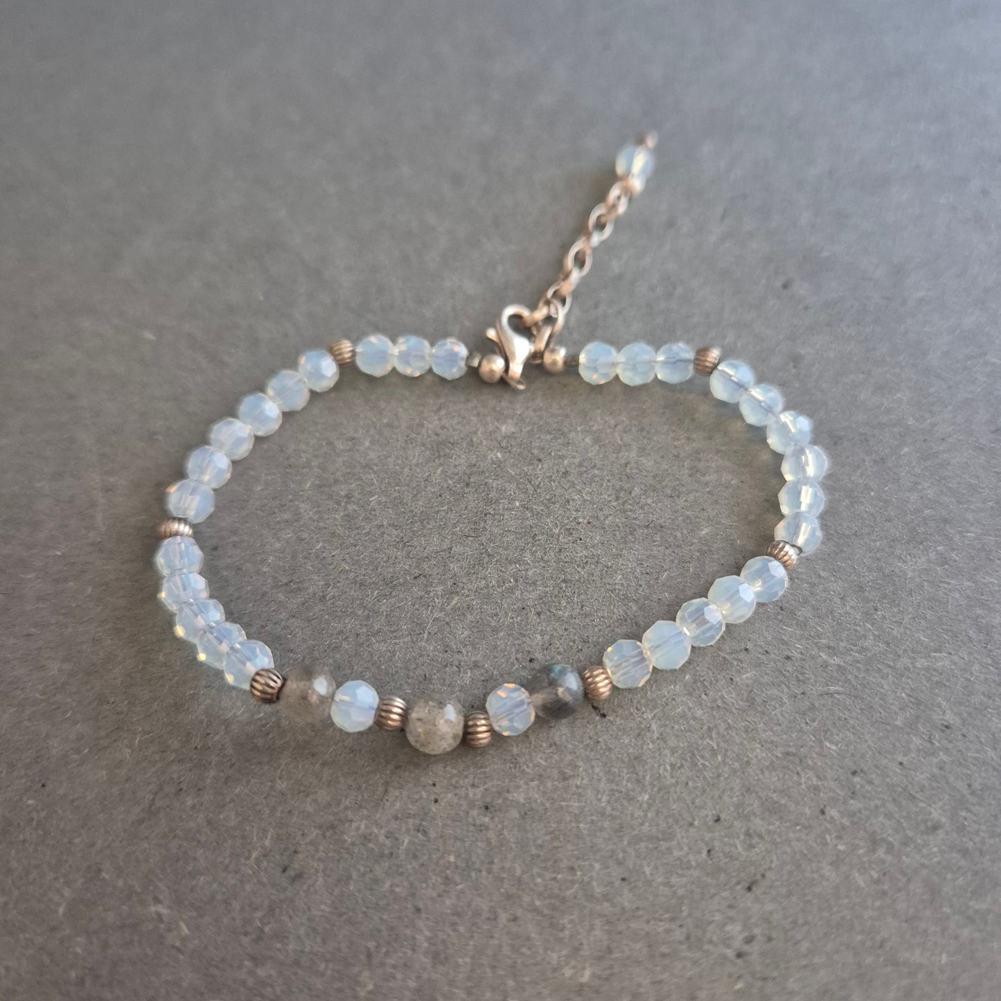 Feines Armband mit Opalglasperlen – Zartes Funkeln in Hellblau