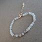 Feines Armband mit Opalglasperlen – Zartes Funkeln in Hellblau
