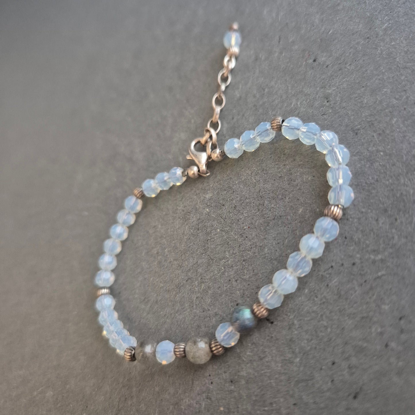 Feines Armband mit Opalglasperlen – Zartes Funkeln in Hellblau