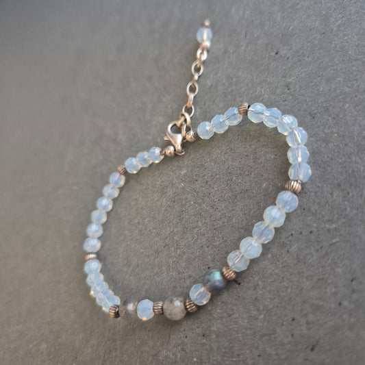 Feines Armband mit Opalglasperlen – Zartes Funkeln in Hellblau