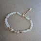Feines Armband mit Opalglasperlen – Zartes Funkeln in Hellblau