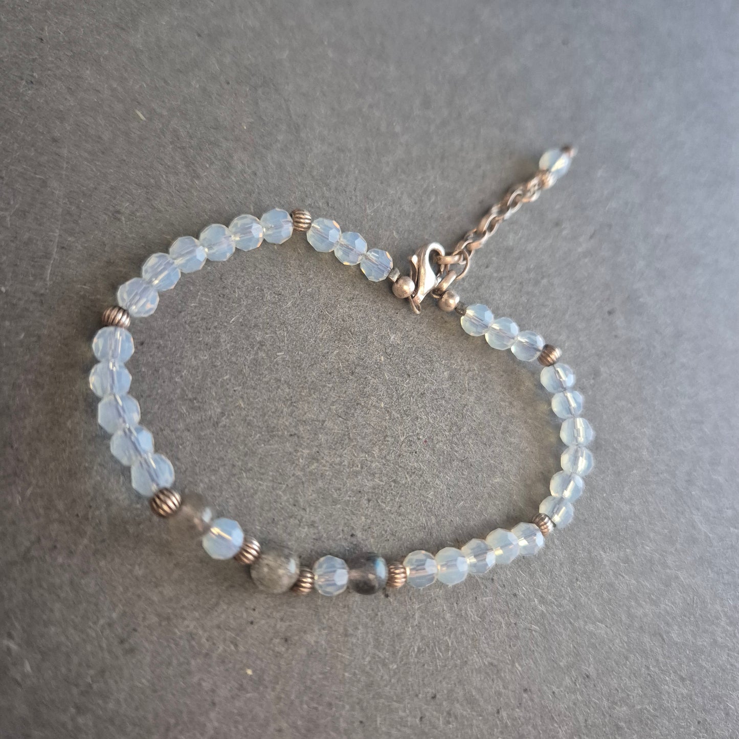 Feines Armband mit Opalglasperlen – Zartes Funkeln in Hellblau