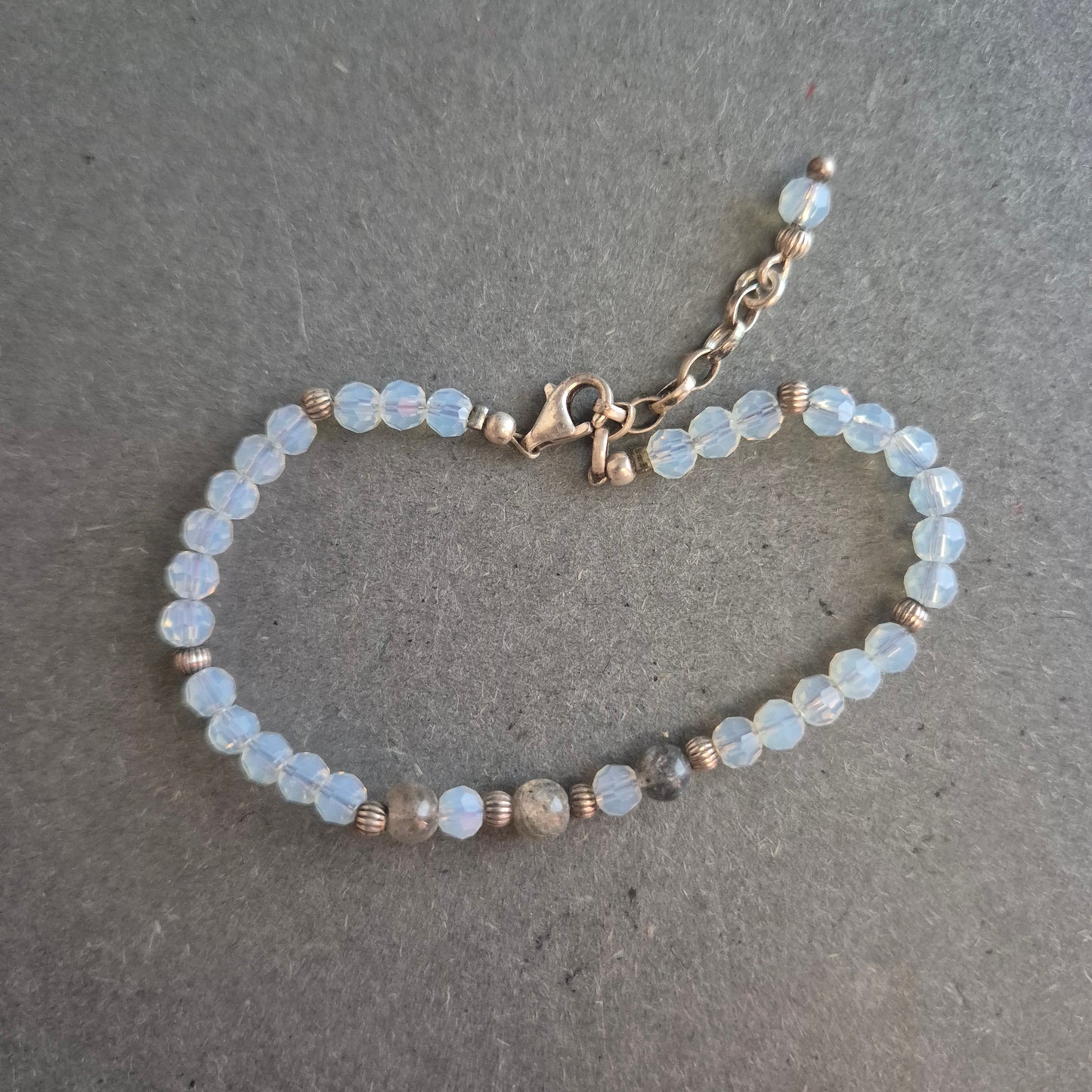 Feines Armband mit Opalglasperlen – Zartes Funkeln in Hellblau