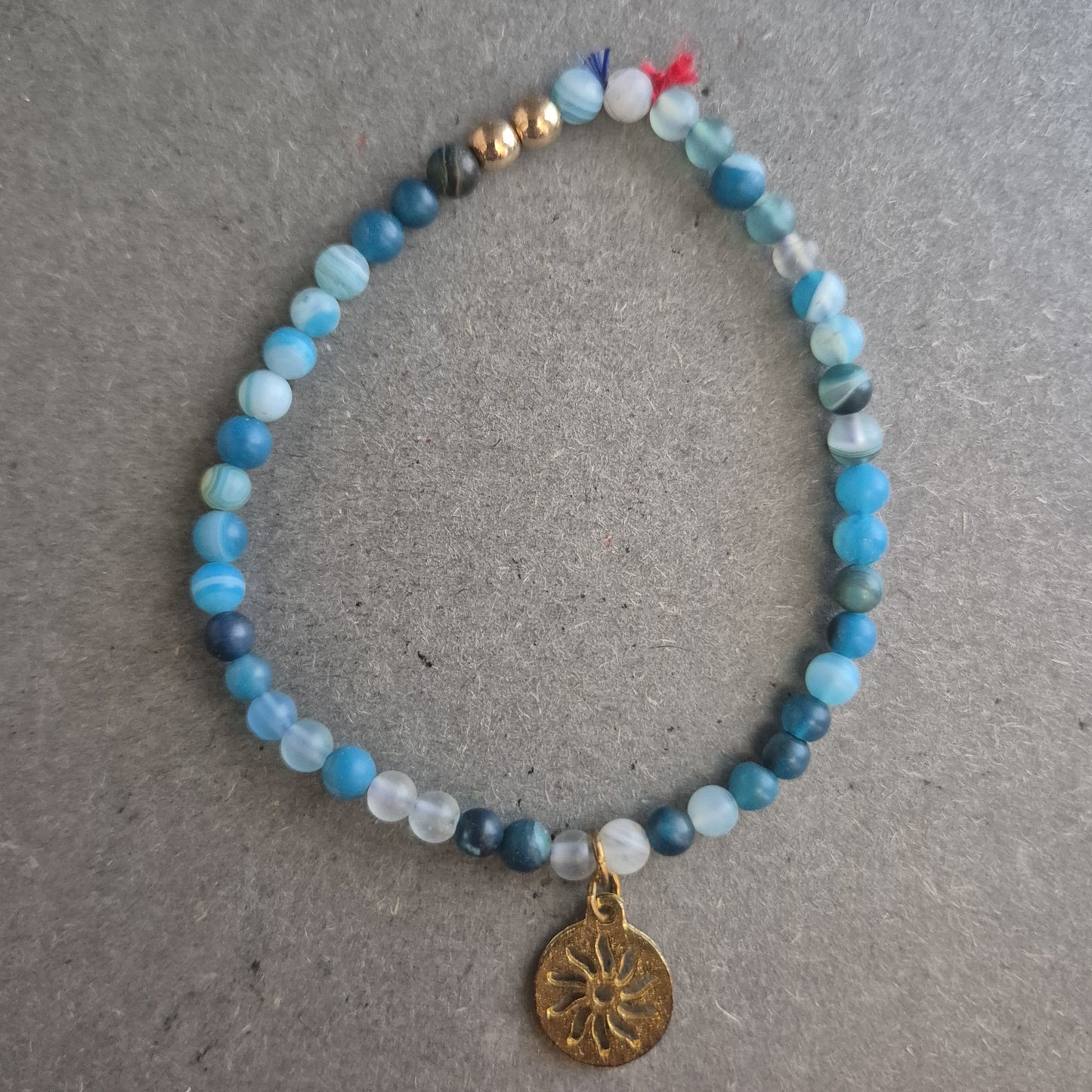 Elastisches Armband mit blauen Glasperlen & Anhänger – Boho-Style