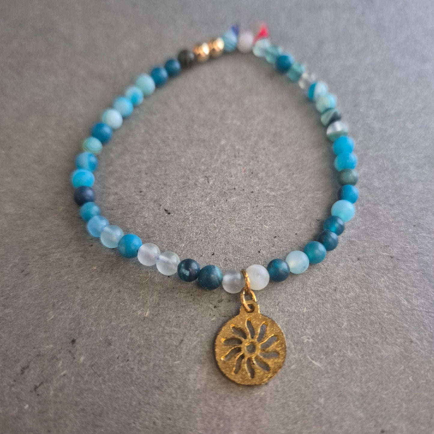 Elastisches Armband mit blauen Glasperlen & Anhänger – Boho-Style