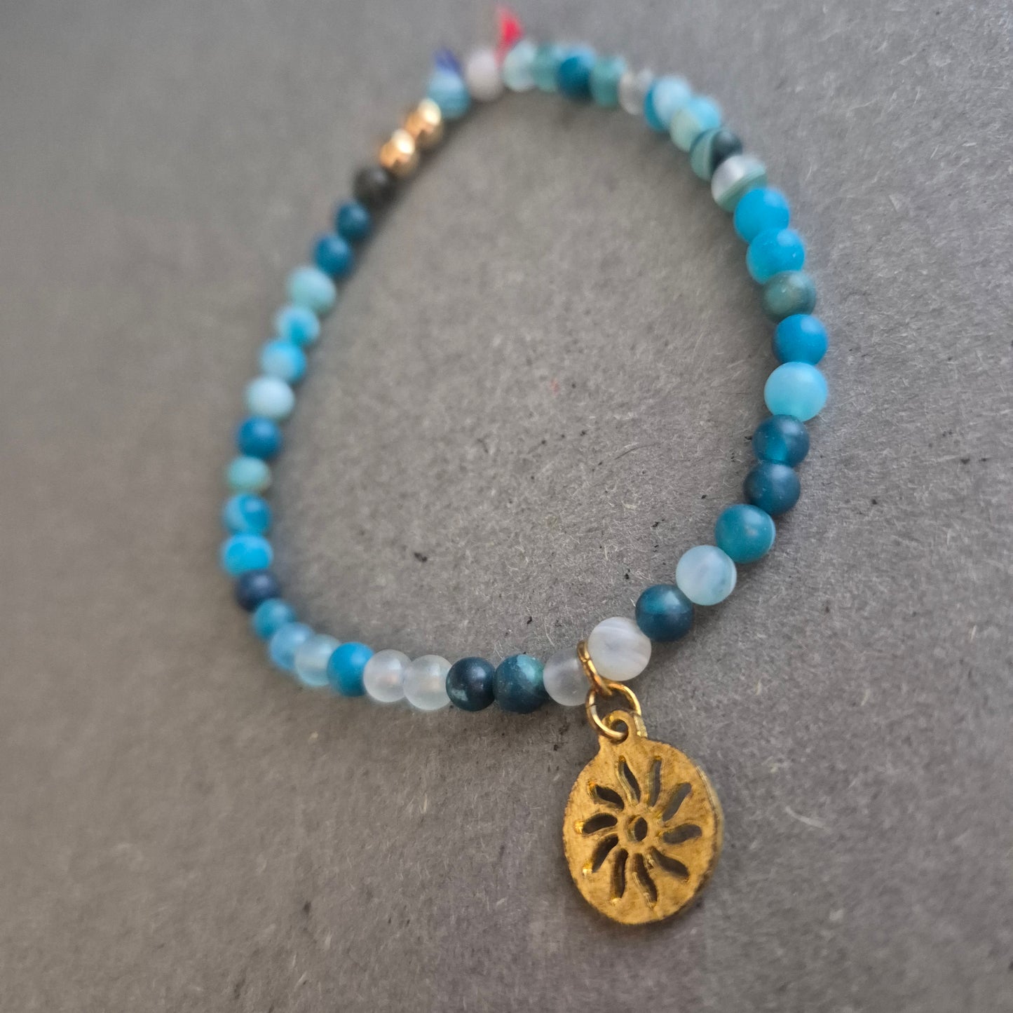 Elastisches Armband mit blauen Glasperlen & Anhänger – Boho-Style