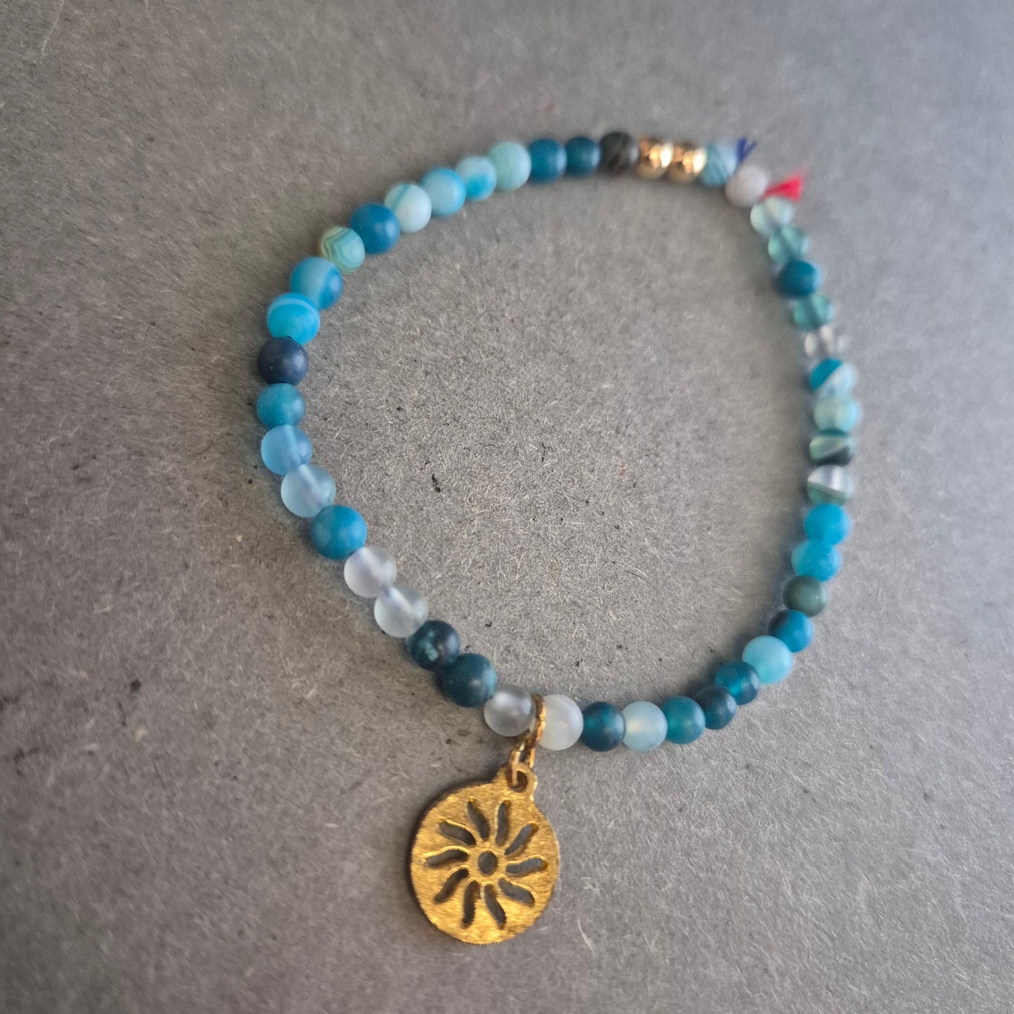 Elastisches Armband mit blauen Glasperlen & Anhänger – Boho-Style