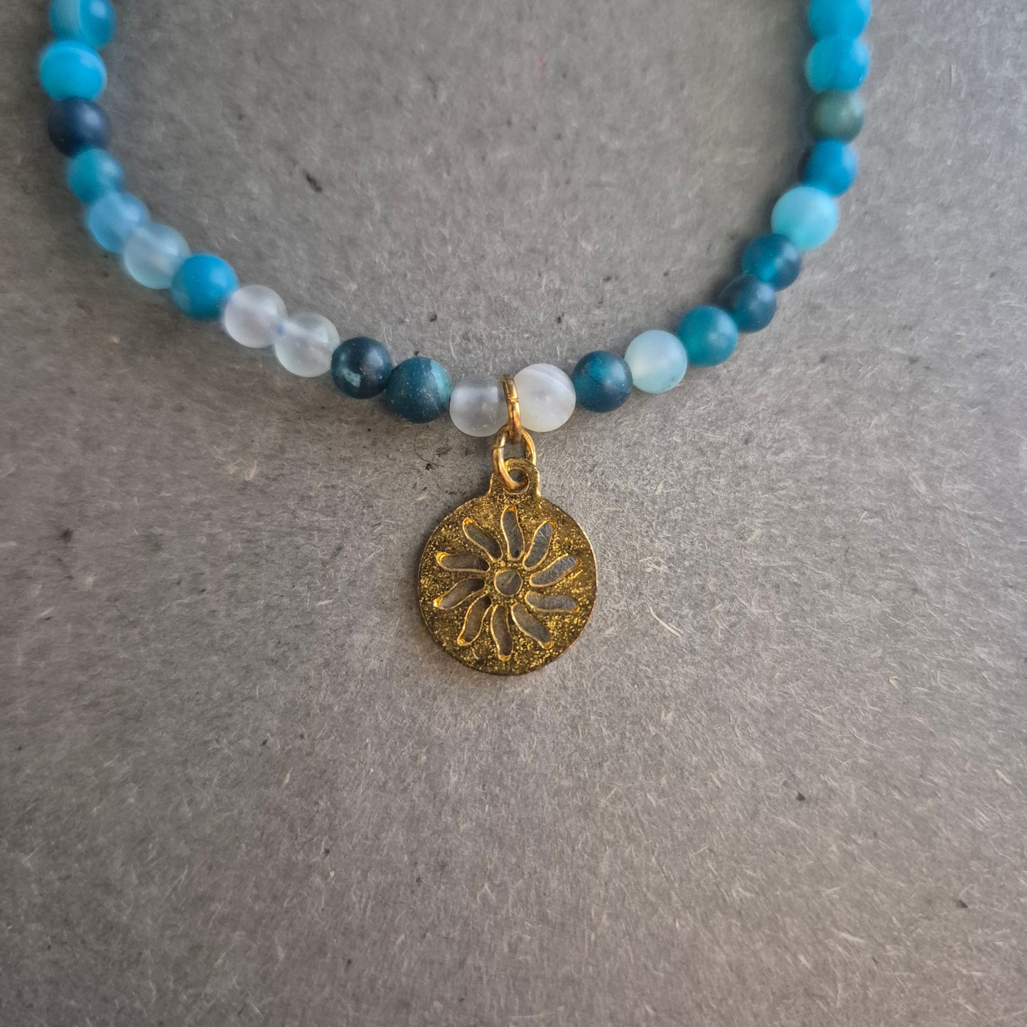 Elastisches Armband mit blauen Glasperlen & Anhänger – Boho-Style