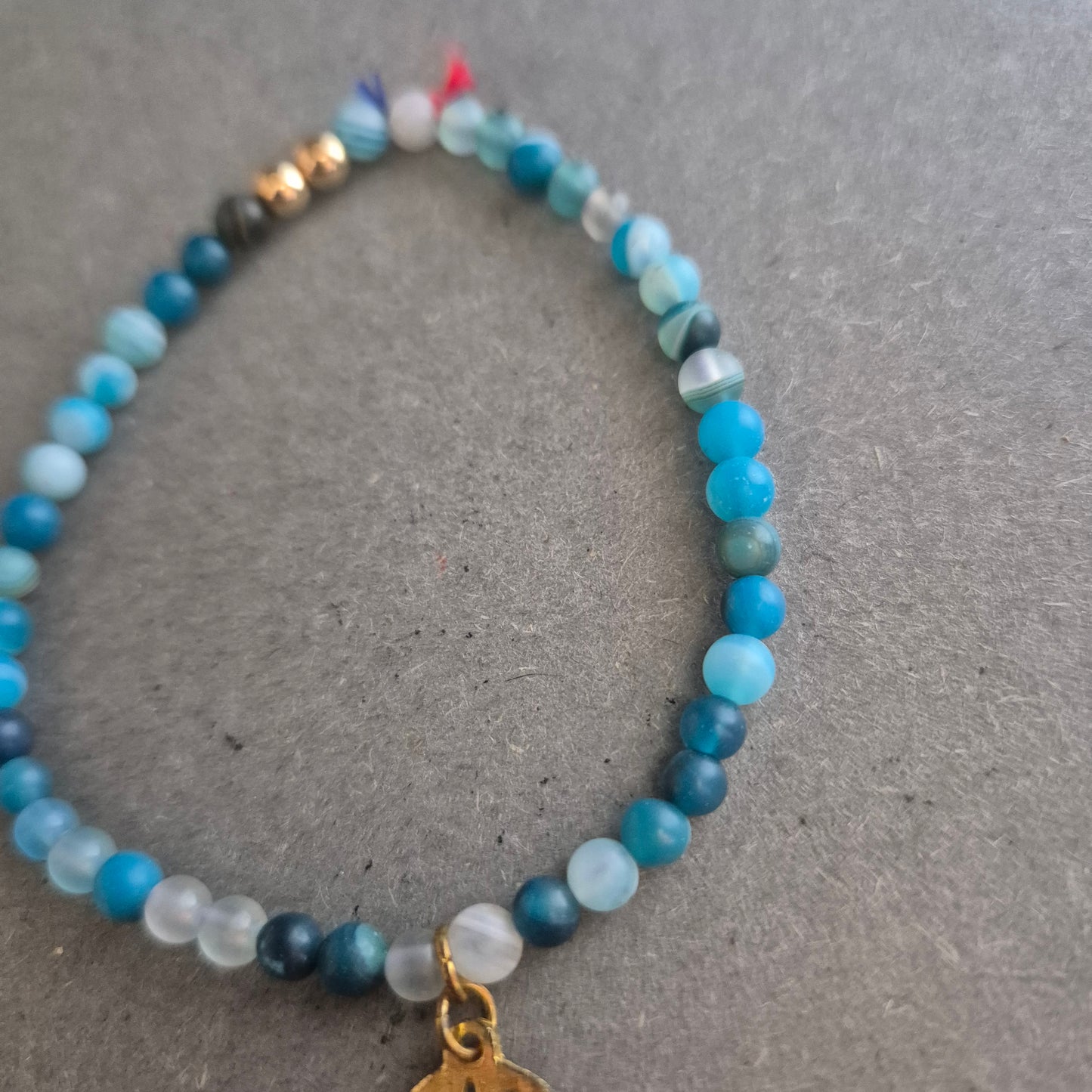 Elastisches Armband mit blauen Glasperlen & Anhänger – Boho-Style