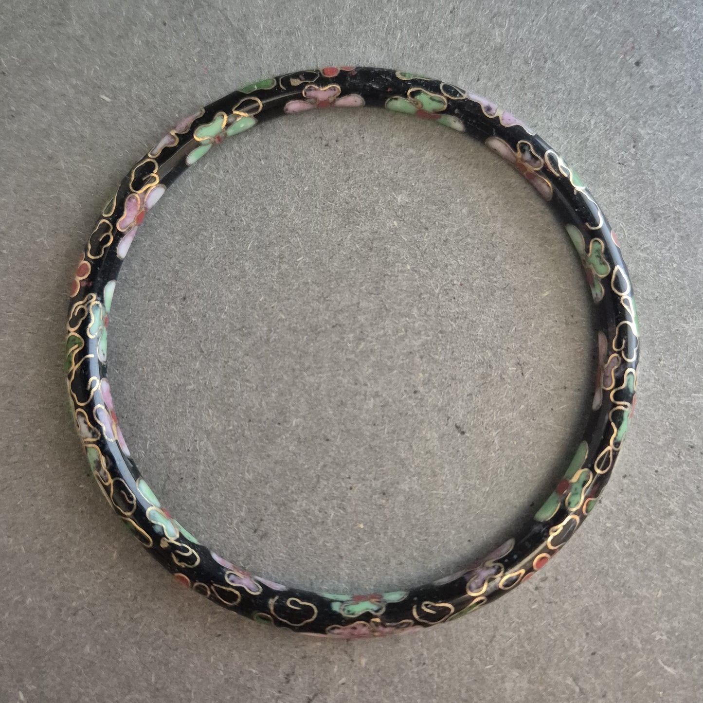 Vintage Cloisonné Armreif mit Blumenmuster – Schwarz & Bunt emailliert